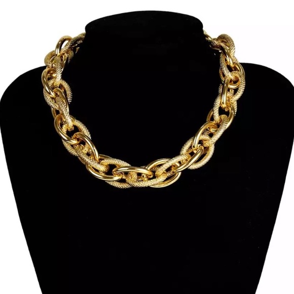 Chunky gold chain choker - Picture 3 of 5